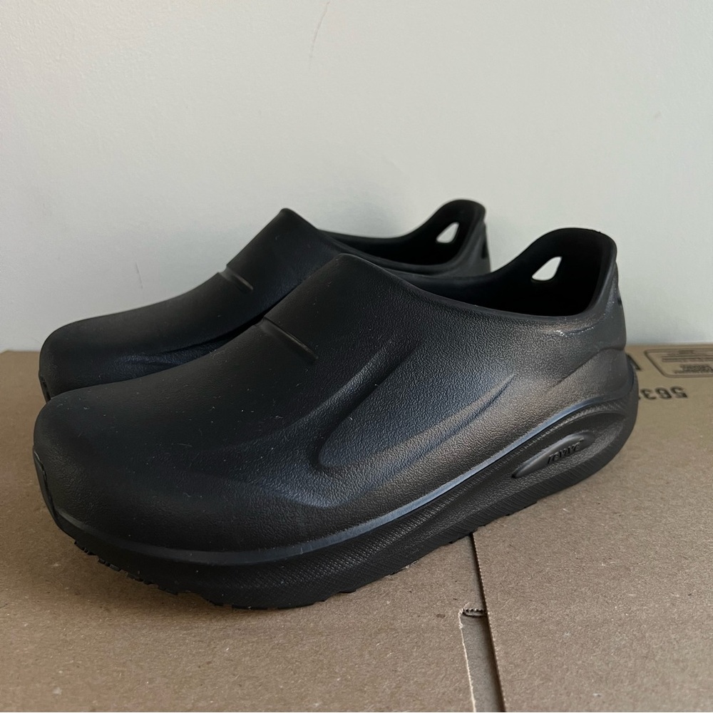 Unisex M4 W6 Slip-On Work Clogs in Black